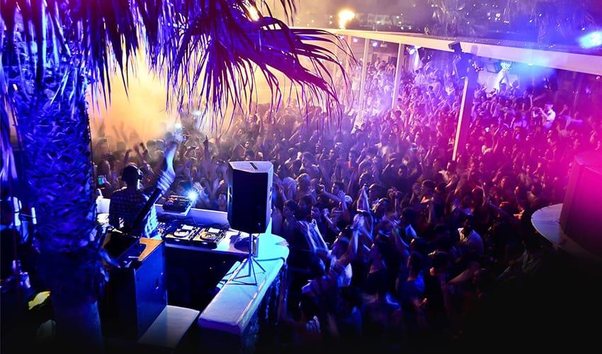 Where to go clubbing in Santorini ? nightlife and entertainment